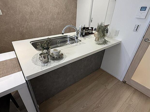 【【キッチン/No2】】フルフラットタイプのキッチンを採用しており、ワークトップをカウンターとしてお使いいただくことも◎サッと食事を済ませたい時などに便利です。