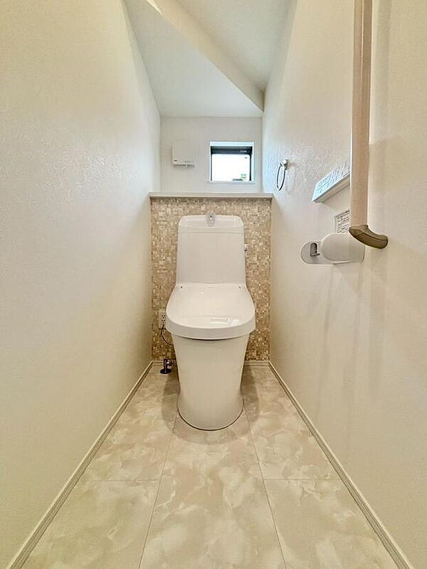 【【トイレ】】年間を通して、快適に使うことができる温水洗浄便座付きのトイレです。リモコンは操作しやすい壁付けタイプ。一体型の手洗い器付きで、使用後すぐに手を洗うことができ衛生的です。