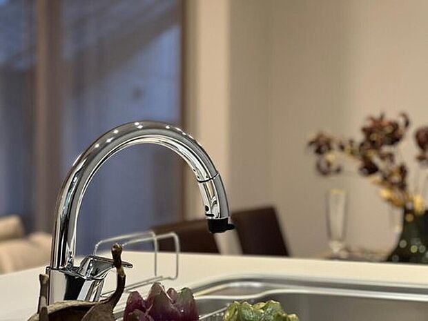 【【タッチレス水栓(キッチン)】】手をかざすだけで自動で吐水するタッチレス水栓を採用。調理中に手が汚れていても衛生的に使え、水はねによる周りの汚れも軽減。家事の負担を減らす嬉しい設備です。
