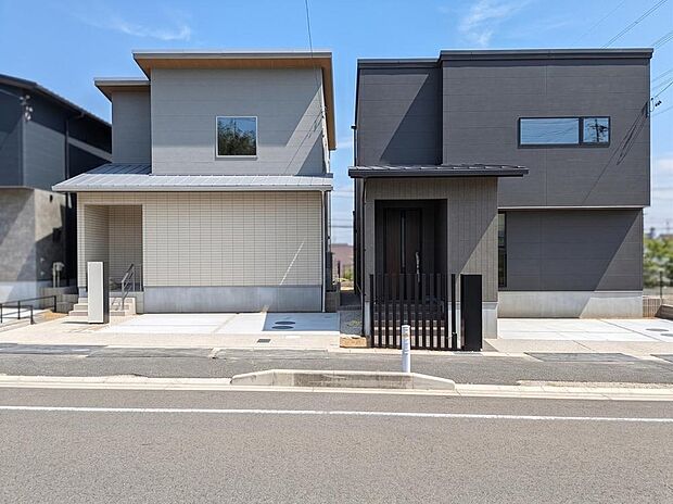 【【外観/No.5、6】】前面道路は歩道が整備されており、小さなお子様やペットとのお散歩にも◎敷地と前面道路の高低差が少なく、車や自転車の出し入れもスムーズです。