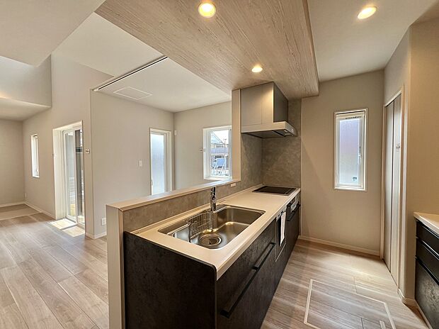 【キッチン/3号棟】
料理中も家族とのコミュニケーションが取りやすい対面式キッチン。食器洗乾燥機・浄水器一体シャワー水栓を搭載しております。/2025.4月撮影