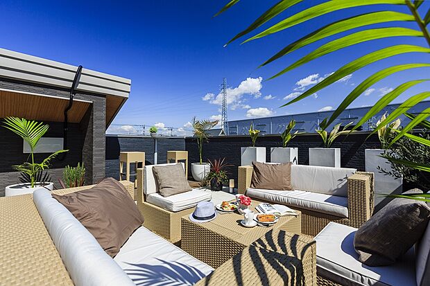 【青空リビング】
アウトドアリビングとしてご使用いただける、青空リビング。晴れた日にはランチやティータイムを楽しむのも◎ゲストを呼んでのパーティーなどにも活躍しそうです。/弊社施工例