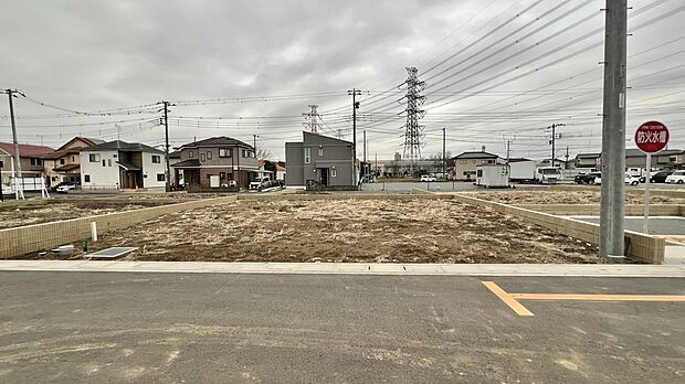 【現地土地写真】
広々とした敷地を活かし、複数台分の駐車スペースや庭・テラスなどをご検討いただけます(車種制限有)。間口が広く、プランの幅も広がります。