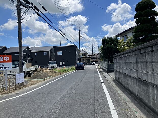 【前面道路含む現地写真】
スーパー・ドラッグストアまで徒歩3分と近く、毎日のお買い物に便利な立地です。食料品から日用品まで身近で揃えやすく、暮らしやすさをサポートします。2026/8/6撮影