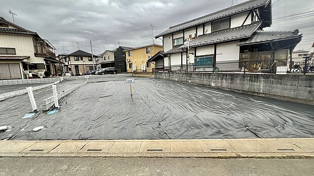 【【現地土地写真 / 3号地】】西側前面道路幅員は約6.0mです。間口にゆとりがあるため、並列複数台のカースペースを設けることも可能です。