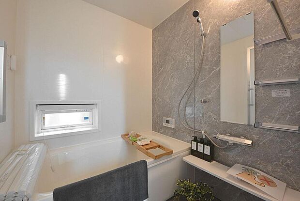 【【浴室/10号棟】】高級感のある大理石調のアクセントパネルを施した浴室。オートバス付きのため、最後の1人まであたたかなお湯を使用できます。自動換気できる窓も付いており、カビ防止に効果的です。※未入居住宅。