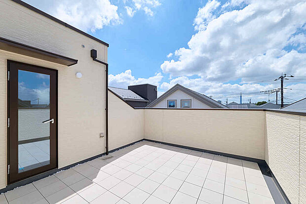 【【青空リビング/98号棟】】屋上にはお洗濯物を干す以外にも、テーブルやイスを置いて読書を楽しんだりできる青空リビングを配置。水栓付きで夏場のお子様のプール遊びにも便利です。