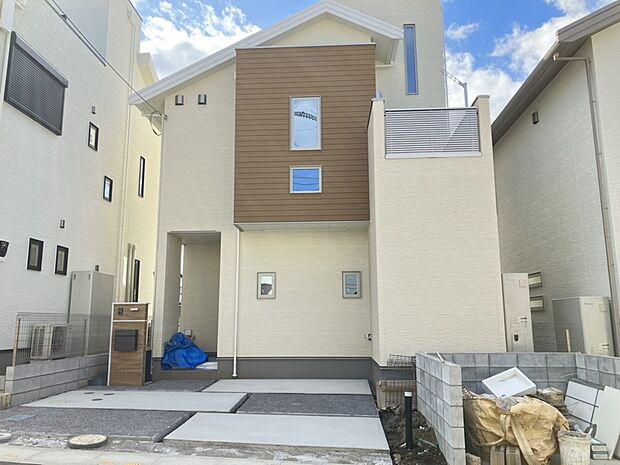 【【外観/104号棟】】ベージュとブラウンの落ち着きのある外観。駐車スペースは2台分確保(車種による)。通行人の視線を気にせず寛げる2階LDKとプライベート時間を過ごせる青空リビングを採用した1LDKの住まい。※未入居住宅