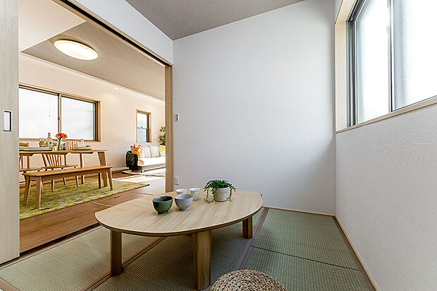 【【畳ルーム】】畳の温もりを感じるモダンで洗練されたおちつく空間。家族団らんのスペースや子供の遊び場としても利用できる、用途多彩なスペース。/弊社施工例