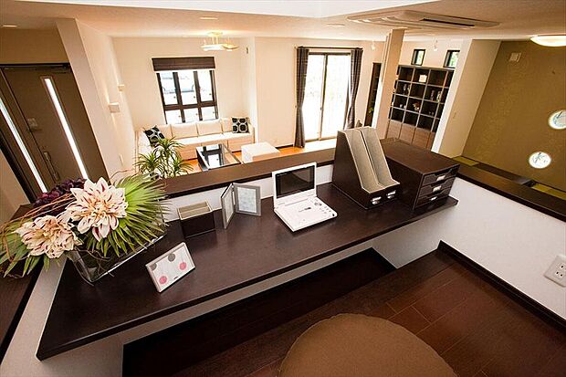 【【コミュニケーションブリッジ】】リビング全体を見渡すことができるコミュニケーションブリッジ。在宅ワークスペースや家事スペースとしても◎ご家族の気配を感じながら作業に集中できます。/弊社施工例