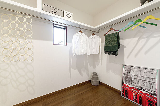 【【ウォークインクローゼット】】大容量のWICには、シーズンオフの衣類や家電、季節飾りやお子様の学用品も収納可能!部屋の収納家具も必要最低限で済みますので部屋を広くスッキリ使えます。/弊社施工例