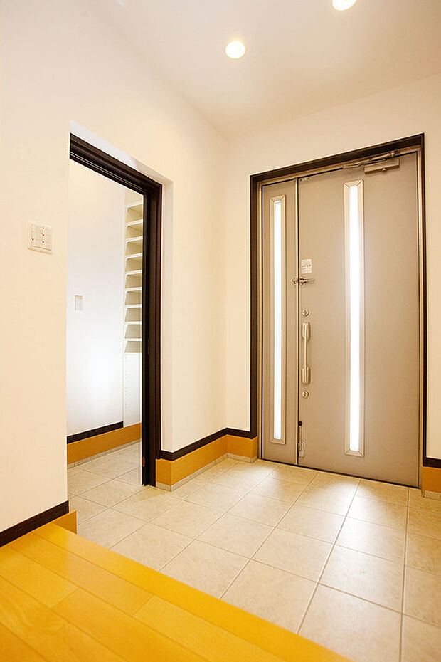 【【土間収納】】外で使用するベビーカーやアウトドア用品、ゴルフバック、雨の日の長靴など置き場に困る外で使用するものなどを気兼ねなく収納できる土間収納。玄関周りをすっきりと保てます。/弊社施工例