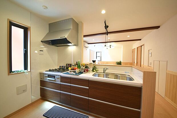 【【キッチン】 】家事の孤立感を感じにくい対面式オープンキッチン。吊り戸棚がないので開放感があり、気持ちよくお料理ができます。食器洗乾燥機や浄水器を搭載したシステムキッチンを採用しております。/弊社施工例