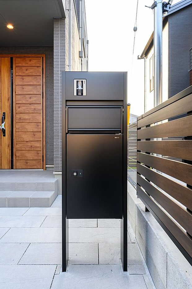 【【機能ポール(スタンダードタイプ)/3号棟】】宅配物の受取が可能な宅配ボックスに、表札・インターホンとメール便対応大型サイズのポストを組合せた機能ポール。配達時間にも縛られず、いつでも安心して宅配物の受け取りができます。