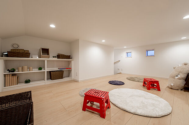 【【小屋裏収納】 】普段使わない物は小屋裏収納にストック。居室はいつもスッキリきれいに保つことが可能です。固定階段付きで荷物の出し入れもラクラク。/弊社施工例