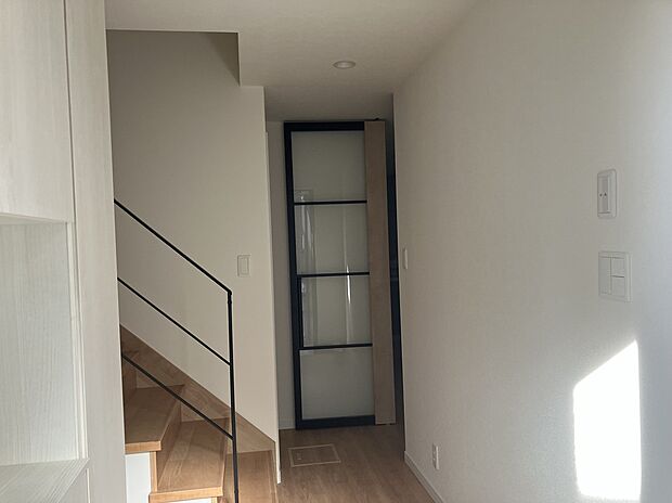 【【1階ホール】】1年を通して家中の温度を快適に保ち、身体にも家計にも優しい、全館空調システム「Z空調(ゼックウチョウ)」を搭載。エネルギー消費性能・断熱性能でZEH基準を満たした住まいです。