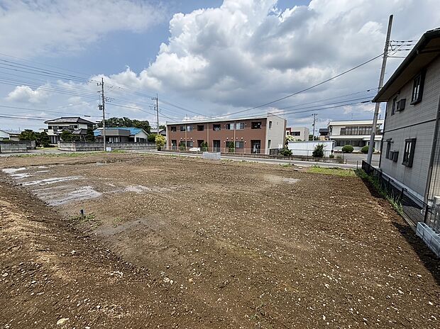 【現地土地写真】現状更地のため、土地の状態を確認しやすく、建築計画もスムーズに進められます。これからの暮らしをイメージしながら、住まいづくりをご検討ください。