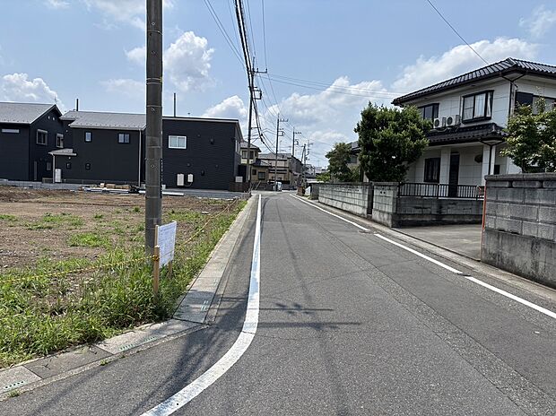 【前面道路含む現地写真】スーパー・ドラッグストアまで徒歩3分と近く、毎日のお買い物に便利な立地です。食料品から日用品まで身近で揃えやすく、暮らしやすさをサポートします。