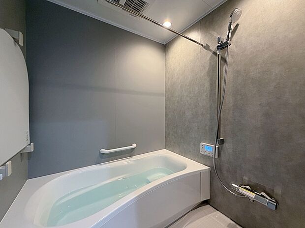 【Ｆ棟　浴室】ユニットバスはあえて窓・カウンター・固定棚をなくし、今の暮らしに合った“シンプルバス”に。
凸凹が少なく掃除がしやすく、カビも生えにくい仕様です。
磁石で好きな位置に棚やイスを付けられるトクラスの鋼板パネルで、浮かす収納も自由自在。