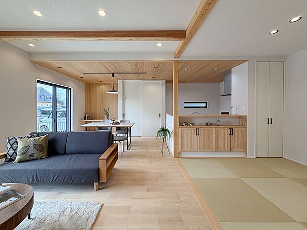 【Ｆ棟　ＬＤＫ】みんなが集まるＬＤＫには無垢床使用しています♪床はとにかく足心地がいいと評判です