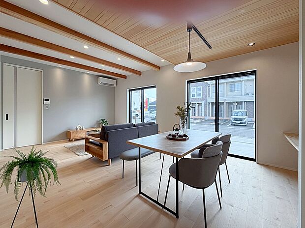 【Ｆ棟　ＬＤＫ】陽当たりの良いＬＤＫ。大きな掃き出し窓のシャッターは電動タイプで楽々開閉