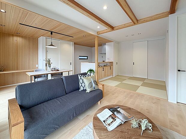 【Ｆ棟　ＬＤＫ】リビングの天井は梁見せ＋羽目板貼りになっていて、木のぬくもりのある空間になっています。
