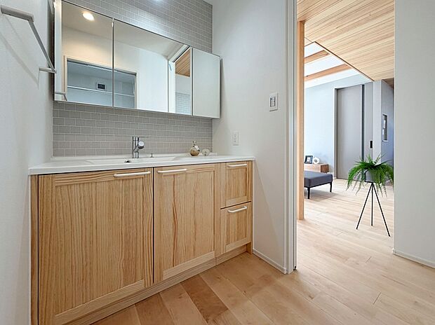 【施工例　洗面】ホテルライクな洗面化粧台、鏡の裏は全て収納になっています。脱衣室の外にあるので家族がお風呂に入っていても気兼ねなく洗面台を使用で来ます。

