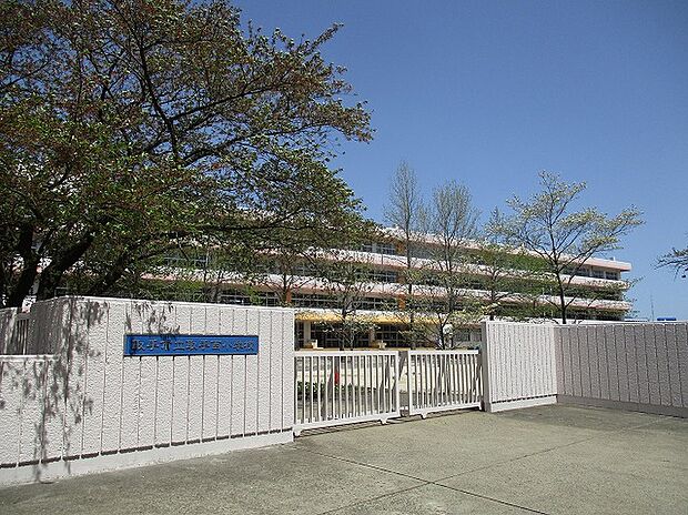 取手西小学校 840m