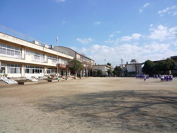 白山小学校 618m