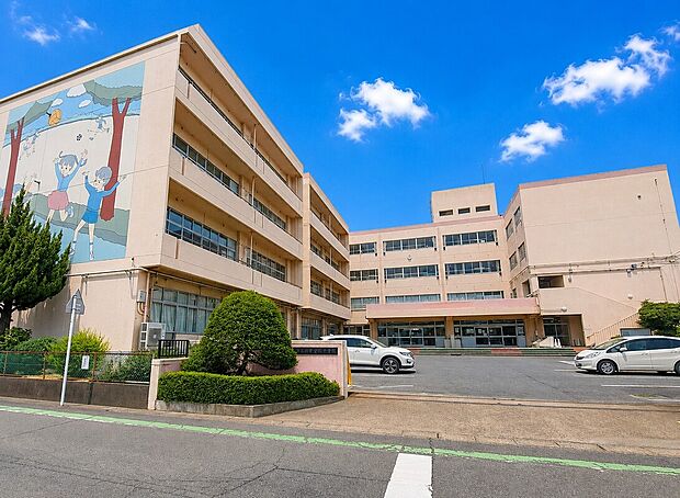 中曽根小学校 826m