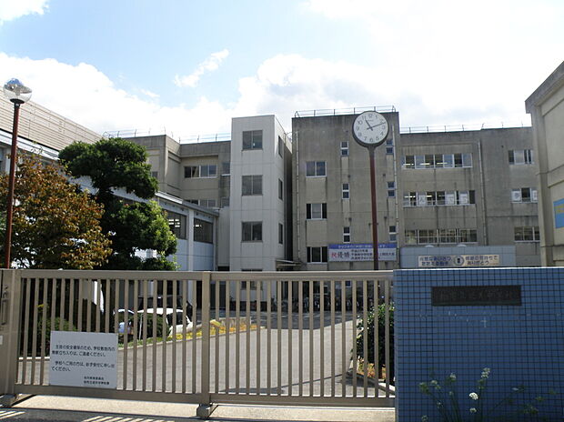 逆井中学校(約1,490m)