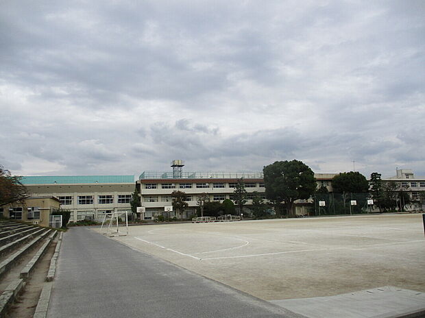 第二中学校（約580m）