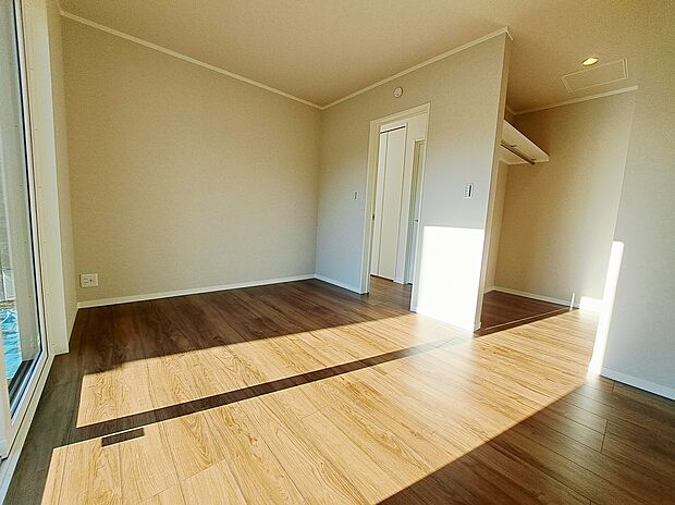 【主寝室】収納力があるウォークインクローゼットは、扉をつけず開放感を演出。