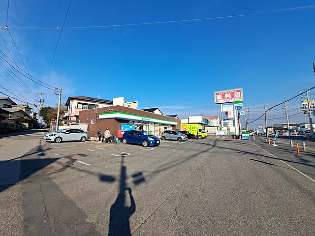 ファミリーマート(約628m)