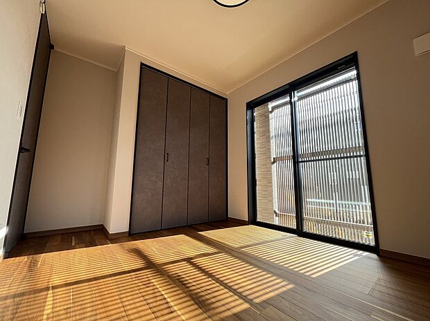 【洋室】外からの視線を遮る格子が、柔らかな光と安心を届ける洋室。
お昼寝や読書に最適な、家族のプライベート時間を優雅に演出。