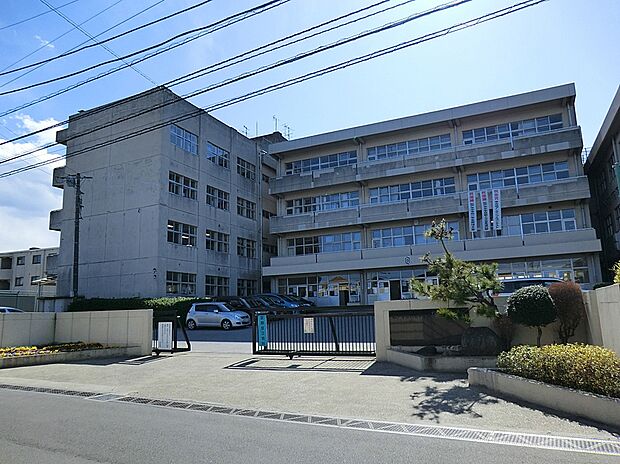 六実中学校(約1,490m)