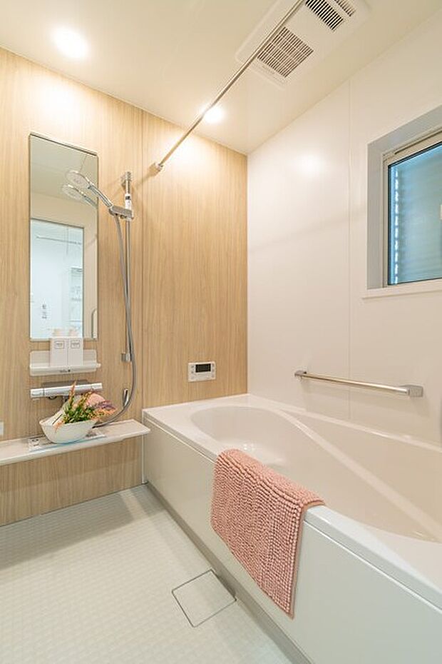 浴室換気乾燥暖房機付の浴室。ベンチ浴槽なので半身浴も楽しめます♪