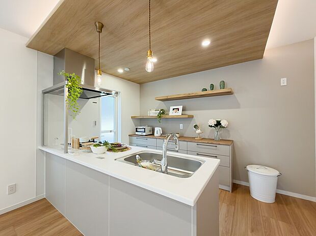 家族との会話が弾む対面キッチン♪お洒落な吊り下げ照明を採用し、空間を優しく演出♪背面にはカップボードが備え付けられているので、収納力も◎♪