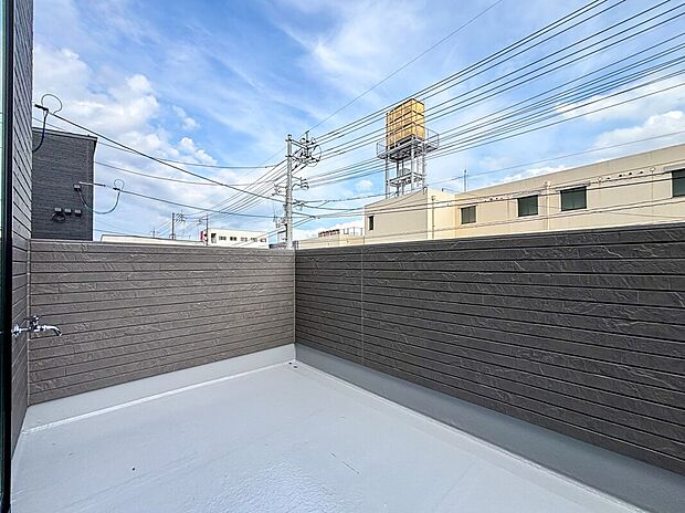 主寝室から直接出入りできるルーフバルコニーは、水栓付きでお手入れや植物の水やりもラクラク♪ゆったりとした開放感のある空間で、プライベートなアウトドアタイムを楽しめます♪