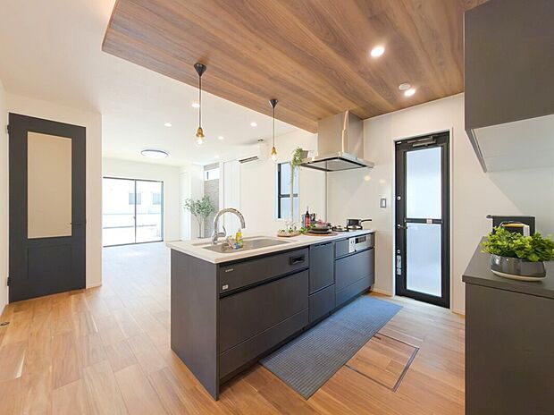 玄関から続く扉を正面に望むキッチンは、調理スペースから隣接する和室やリビング全体を見渡せる設計♪家事をしながら自然と家族の様子を感じられる、快適で開放的な空間です♪