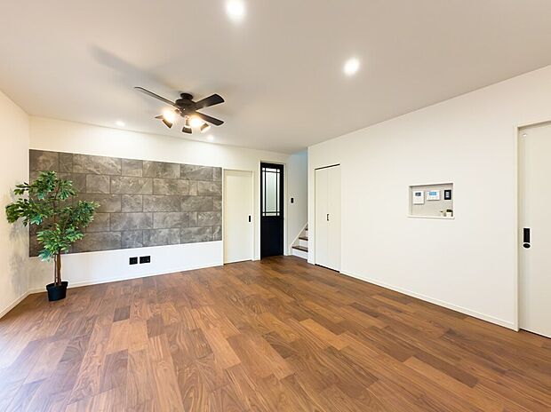 リビングの別角度の眺め♪ 壁にはエコカラットを採用し、快適な湿度と空気環境を保ちます。リビング階段の横には収納もあり、日用品や掃除道具などをすっきり片付けられる便利な空間です♪