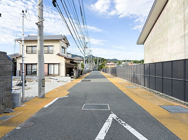 幅員約7mのゆとりある前面道路。交通量も少なく、車の出し入れがしやすい安心の立地です。