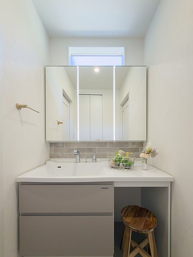 【洗面所】シンプル操作で使いやすいシングルレバー式シャワー水栓を採用♪三面鏡にはたっぷりの収納スペースがあり、化粧品やケア用品などがすっきり片付きます♪