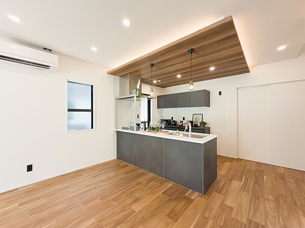 【キッチン】落ち着いた黒を基調にしたキッチンは、空間を引き締めるデザインです♪便利なタッチレス水栓やビルトイン食洗器を搭載し、家事の時短も叶えます♪