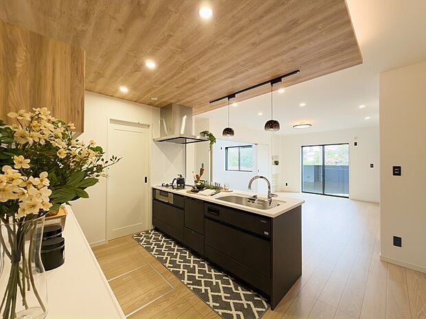 【リビング】吊り下げ式照明がお洒落なキッチン。デザイン性と実用性を両立し、家族の集まる場所がぐっと心地よい雰囲気に。食卓の時間が楽しみになります♪