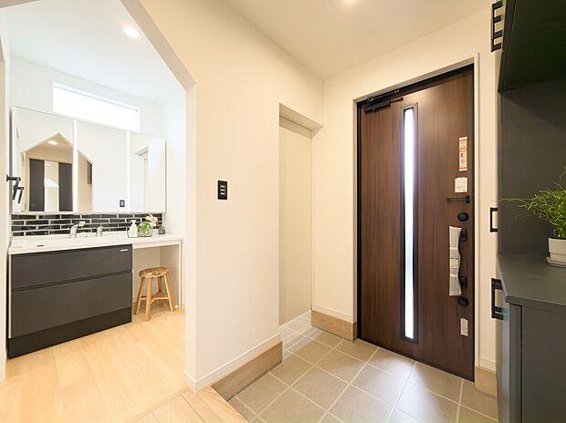 【玄関ホール】玄関からすぐ洗面台&ランドリールームへ行ける家事動線が魅力。帰宅後の手洗い→洗濯がスムーズで、花粉や汚れを室内に持ち込みにくい間取りです♪