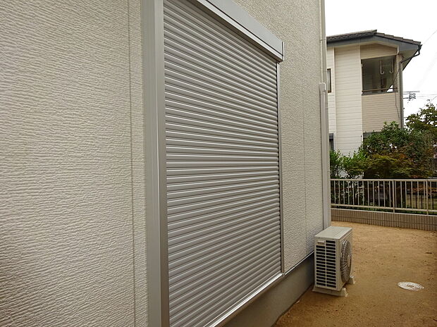 【シャッター雨戸】1階の窓にはシャッター雨戸を設置♪ 台風などの強風時に窓を守るほか、防犯対策としても心強い設備です。毎日の暮らしに安心をプラスします!