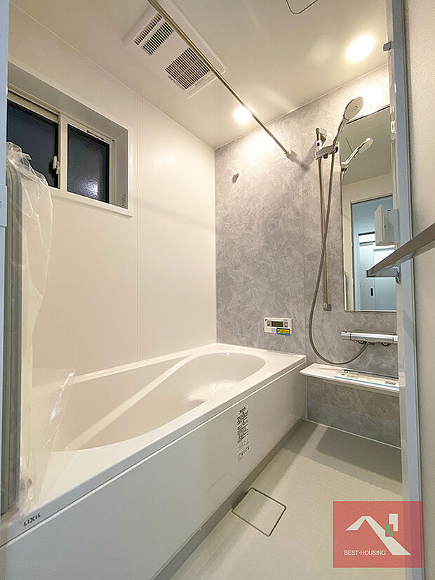 【浴室／LIXIL AX】パッキンをなくした汚れにくいスッキリデザインのドアを採用したLIXILのAXバスルーム。足元が冷ヤッとしない＋お掃除らくらくなキレイサーモフロアとタブル保温構造でお湯が冷めにくいサーモバスS浴槽も魅力です。