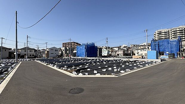 【前面道路含む外観】16区画／現地