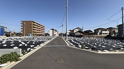 前面道路含む外観